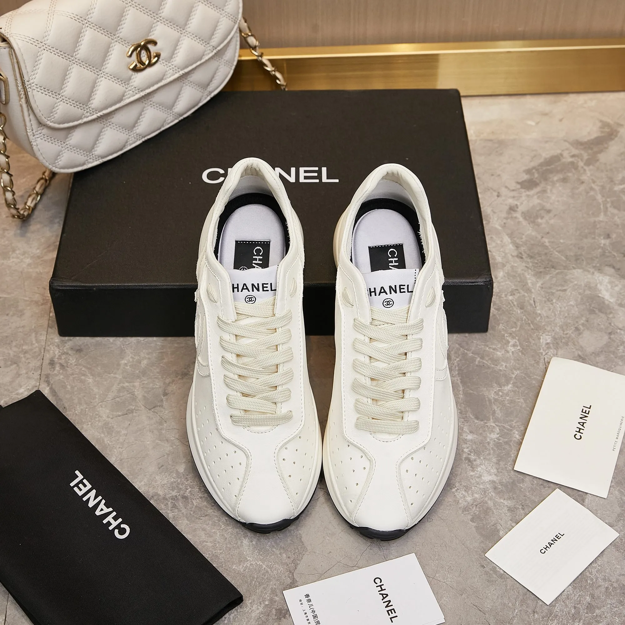 👟👟Ex-factory price 560👟👟 Chanel Grandma 2024 counter top casual sports shoes This classic design; the upper is electro-embroidered with a variety of techniques; the outsole is fashionable and sporty; it is unusual to incorporate a variety of color matching elements... The diversified mix and match is very good-looking and versatile, casual, fashionable, sports and outdoor can be taken into account... ꫛꫀꪝ Go➫ Material: ❶Upper is made of: Original imported high silk cow suede + small fragrance fabric ❷Inner lining: original imported breathable sheepskin lining ❸Outsole based on: original TPU combination outsole Special counter boutique packaging complete set for women 35–41